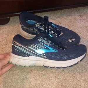 Women’s Brooks size 8.5